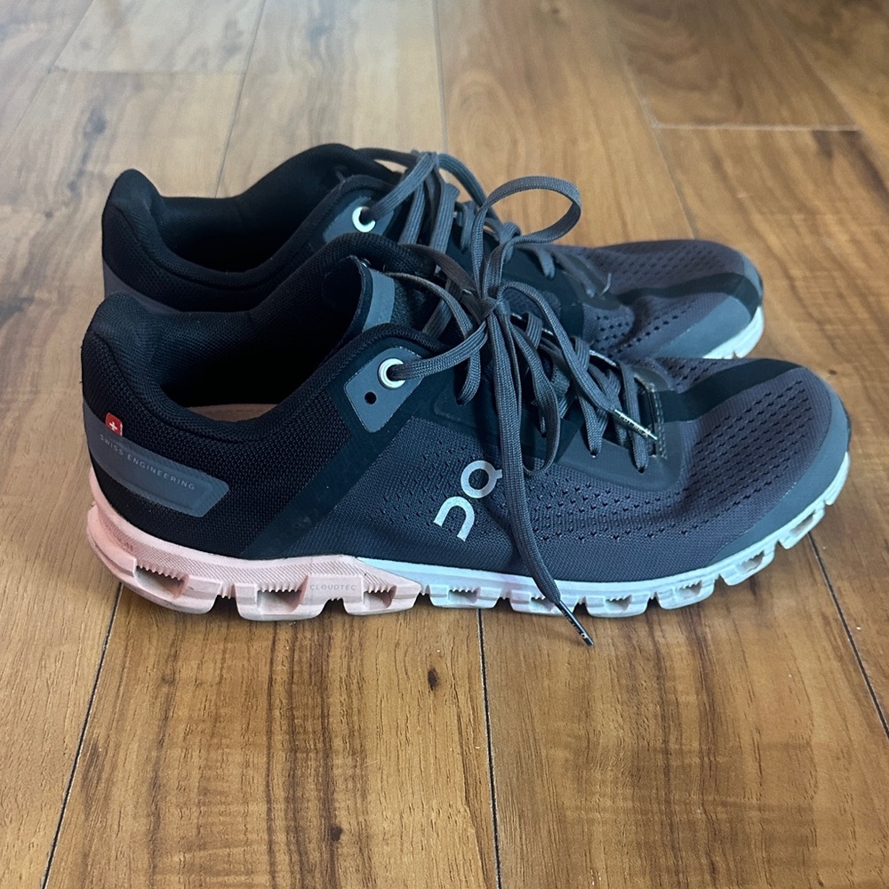 On cloud Running Women's Charcoal and White Athletic Shoes 8.5